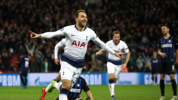 Eriksen celebra su gol con el Tottenham 