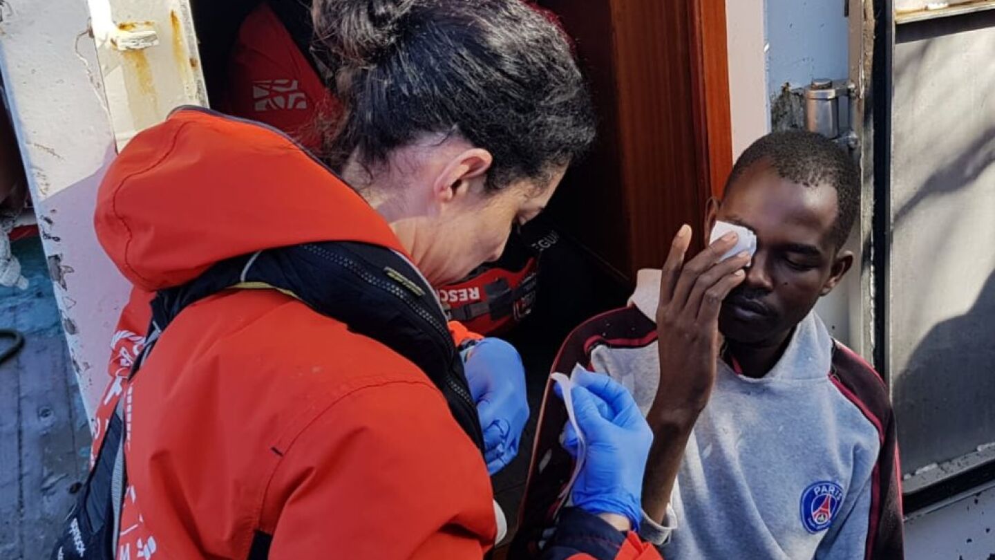 Un migrante a bordo del pesquero espa&ntilde;ol Nuestra madre de Loreto
