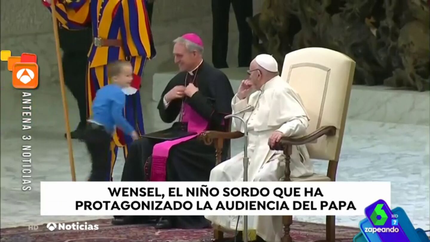 Un ni&ntilde;o con autismo corretea delante del papa perseguido por los desconcertados miembros de seguridad