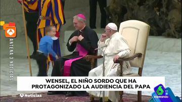 Un niño con autismo corretea delante del papa perseguido por los desconcertados miembros de seguridad