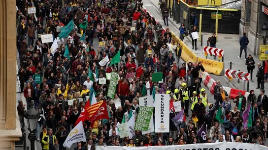 Empleados públicos y estudiantes se manifiestan en Barcelona contra los recortes Empleados públicos y estudiantes se manifiestan en Barcelona contra los recortes
