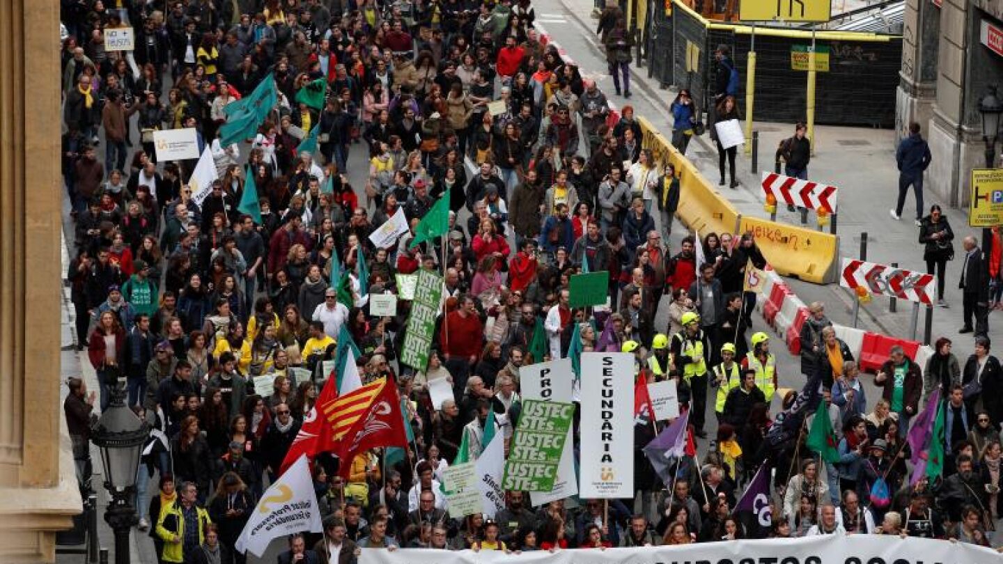 Empleados p&uacute;blicos y estudiantes se manifiestan en Barcelona contra los recortes