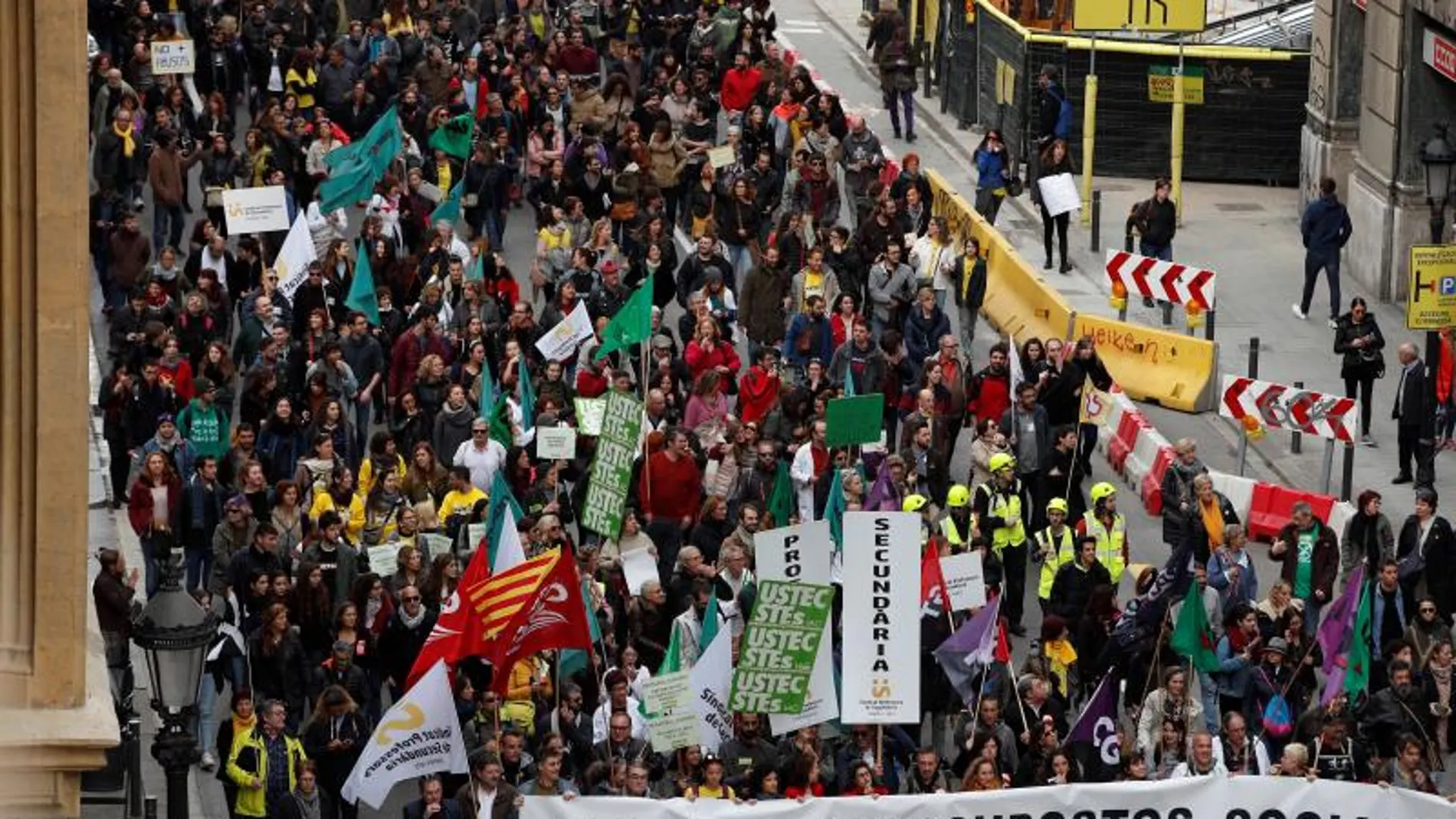 Empleados públicos y estudiantes se manifiestan en Barcelona contra los recortes