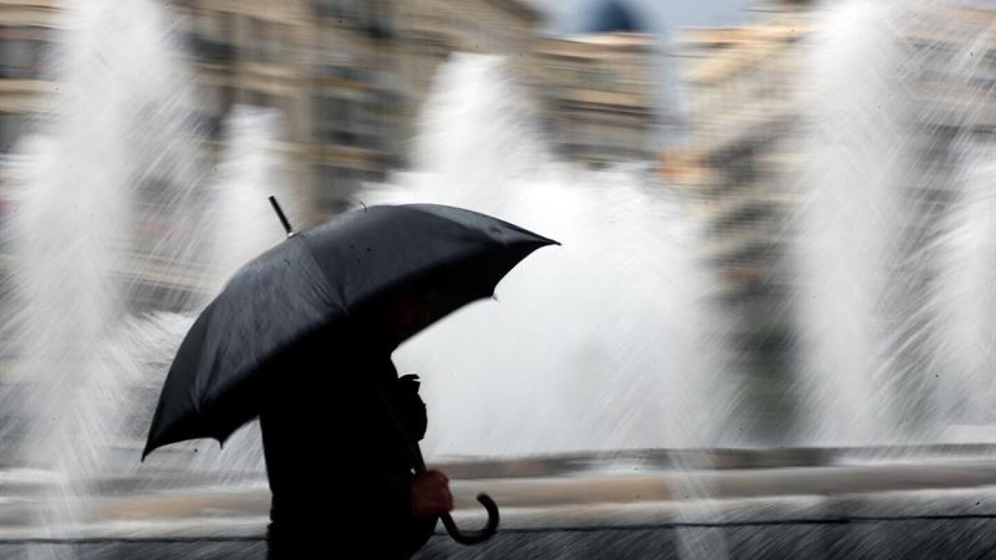 Una persona se resguarda de la lluvia con un paraguas en el centro de Valencia