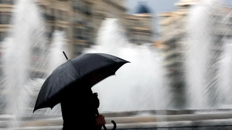 Una persona se resguarda de la lluvia con un paraguas en el centro de Valencia