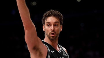 Pau Gasol en un partido con los Spurs