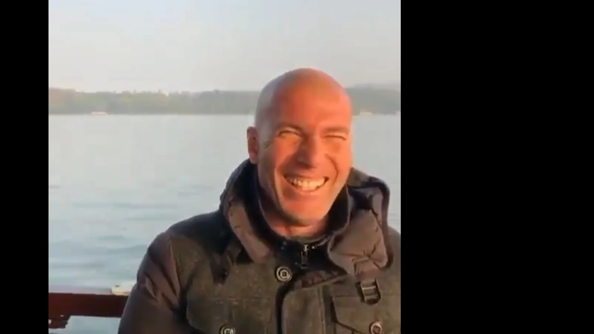 Zinedine Zidane no puede controlar su risa al escuchar el himno de la Champions