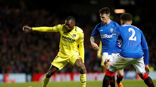 Una disputa de balón en el Rangers vs Villarreal Una disputa de balón en el Rangers vs Villarreal