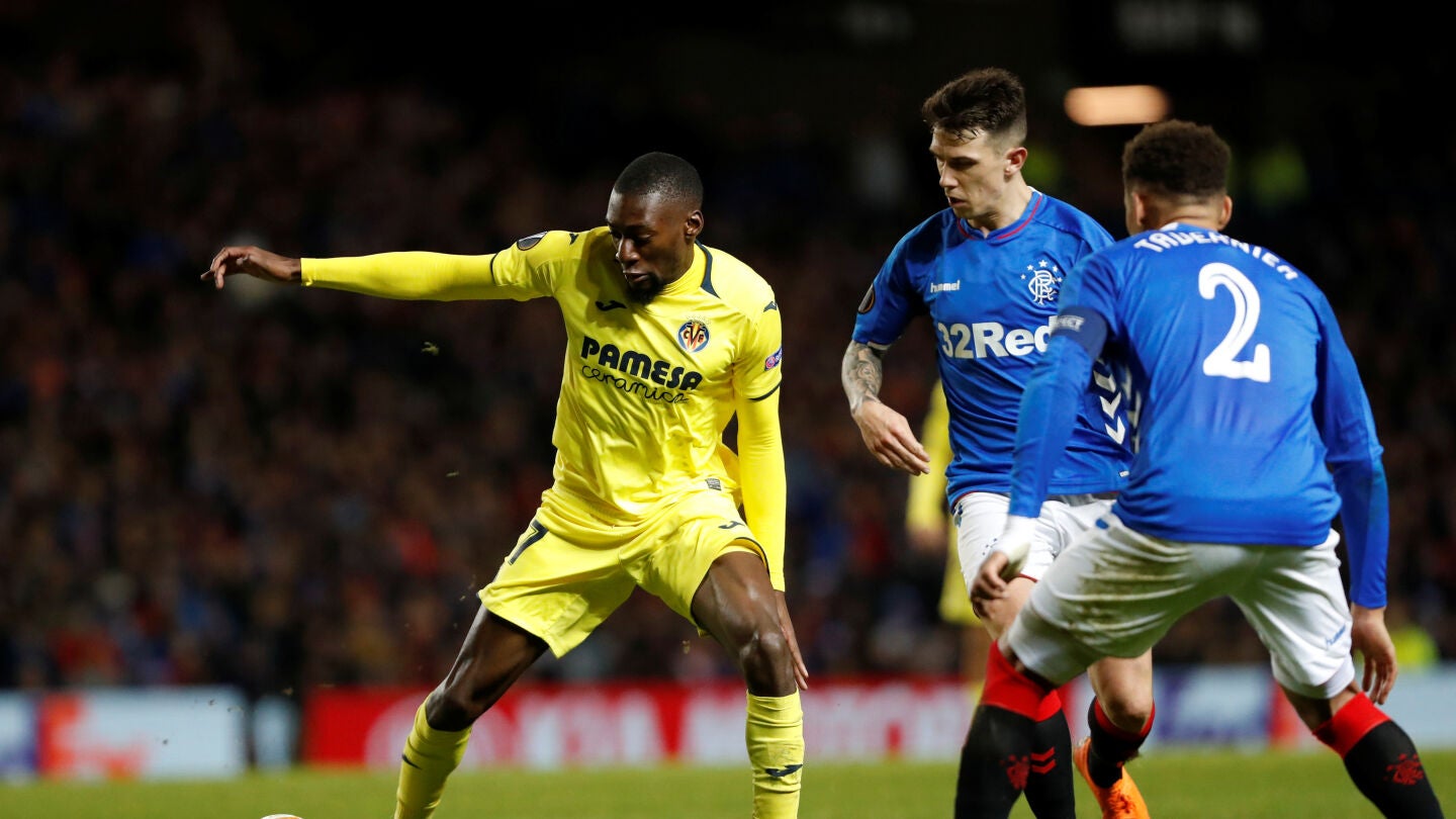 Una disputa de bal&oacute;n en el Rangers vs Villarreal