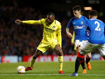 Una disputa de balón en el Rangers vs Villarreal Una disputa de balón en el Rangers vs Villarreal