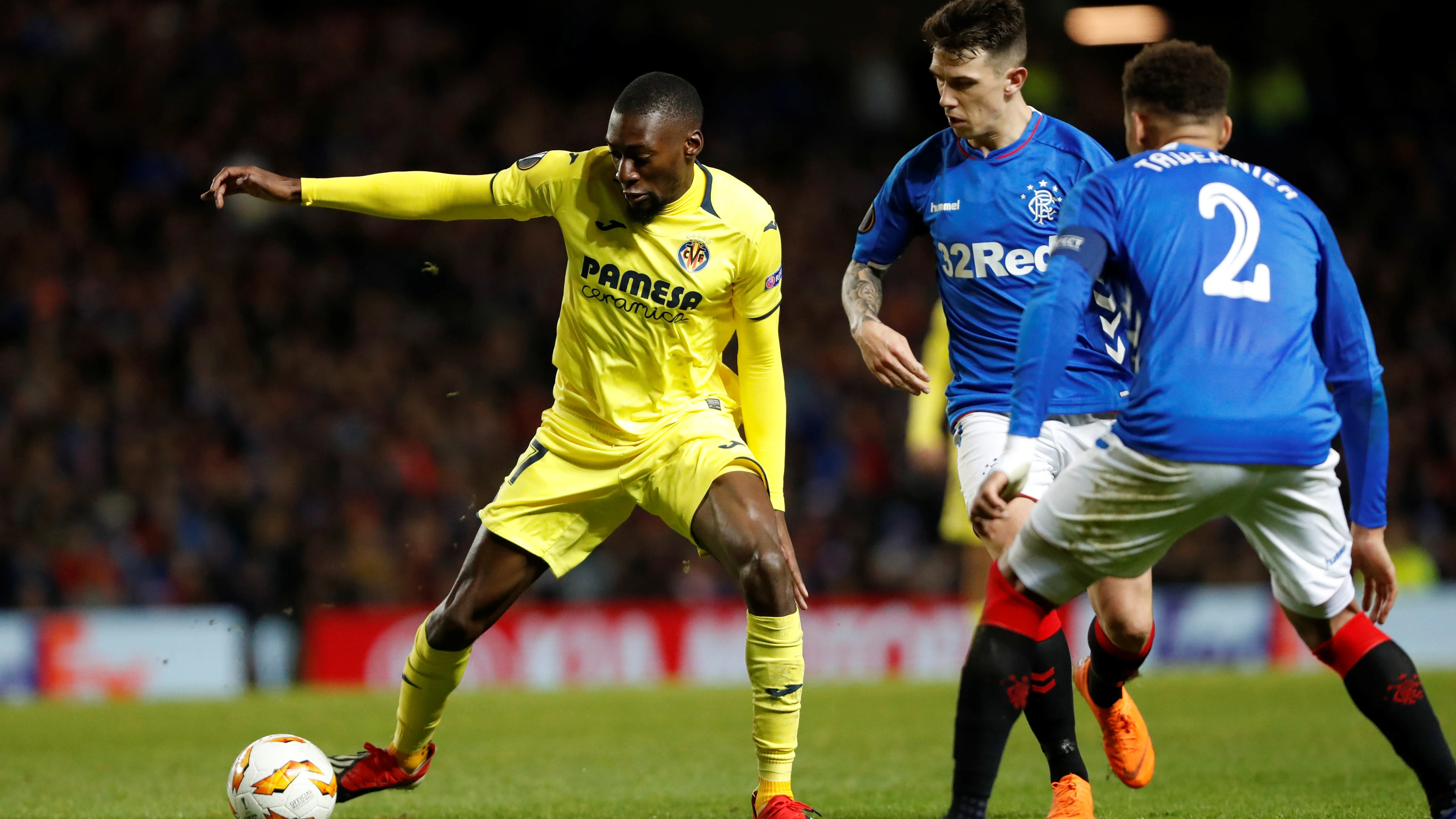 Una disputa de balón en el Rangers vs Villarreal