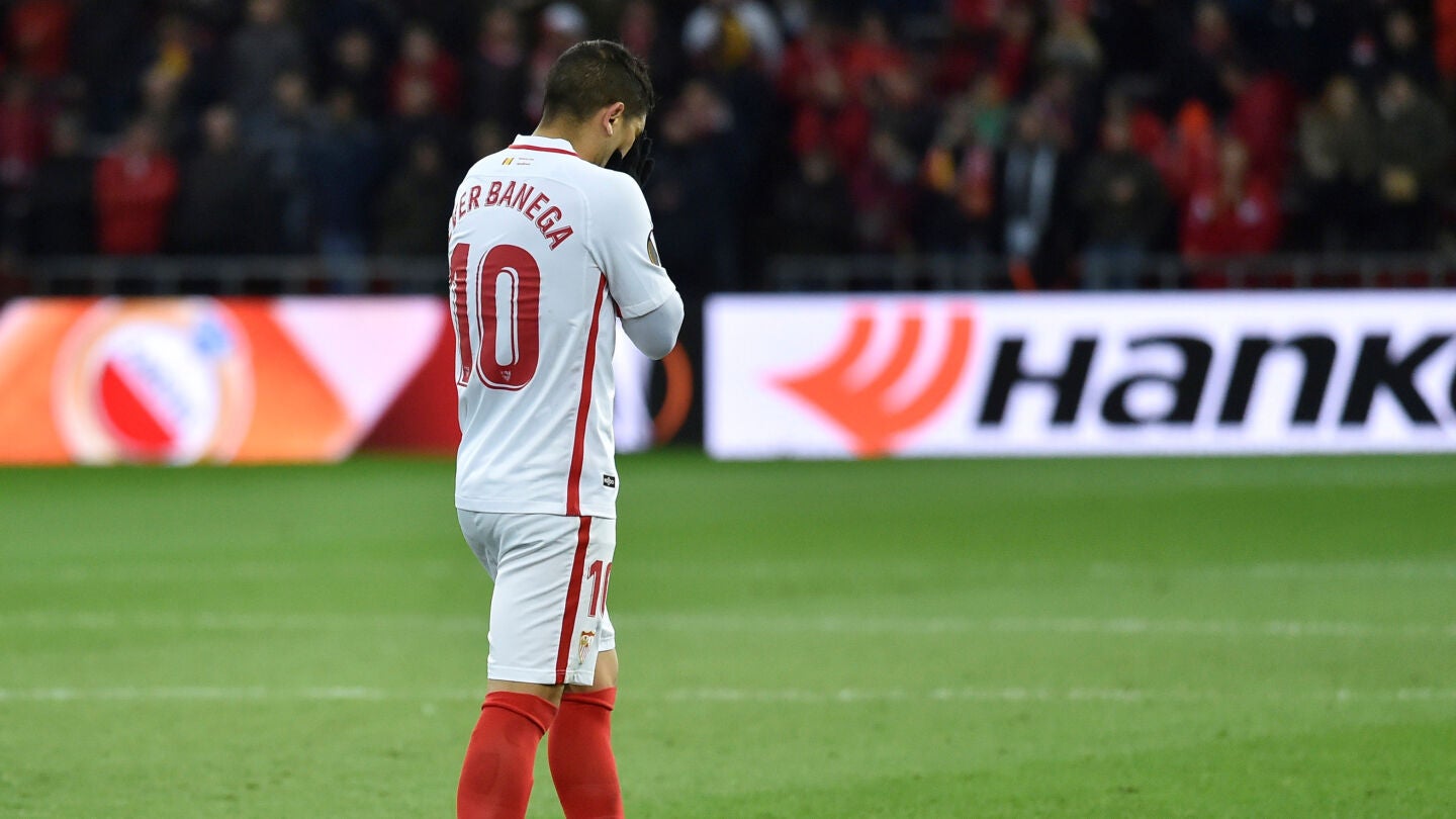 Ever Banega se lamenta tras un ocasi&oacute;n ante el Standard de Lieja