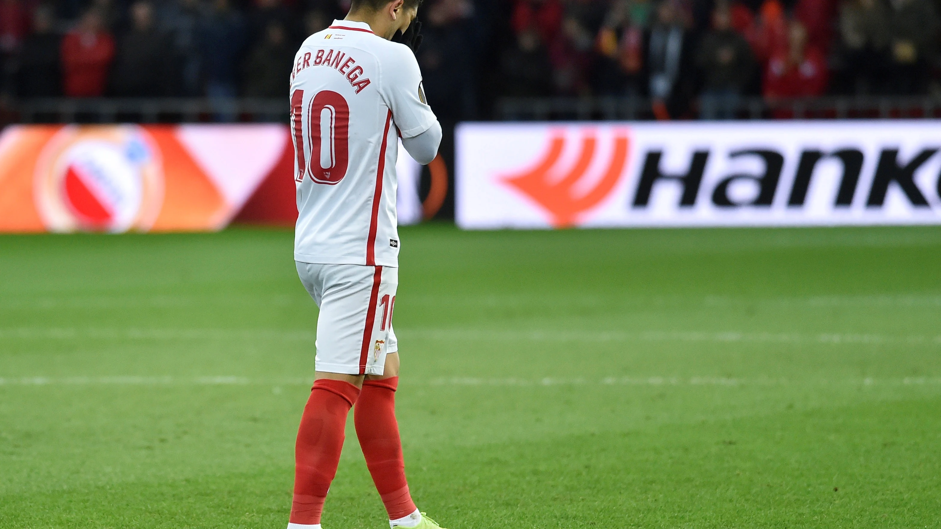 Ever Banega se lamenta tras un ocasión ante el Standard de Lieja