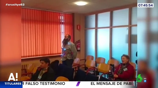 Un activista se disfraza de alumbrado navideño para llamar la atención de Abel Caballero Un activista se disfraza de alumbrado navideño para llamar la atención de Abel Caballero