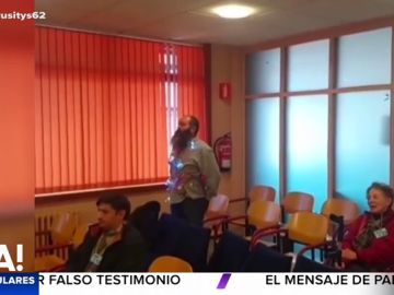 Un activista se disfraza de alumbrado navideño para llamar la atención de Abel Caballero Un activista se disfraza de alumbrado navideño para llamar la atención de Abel Caballero