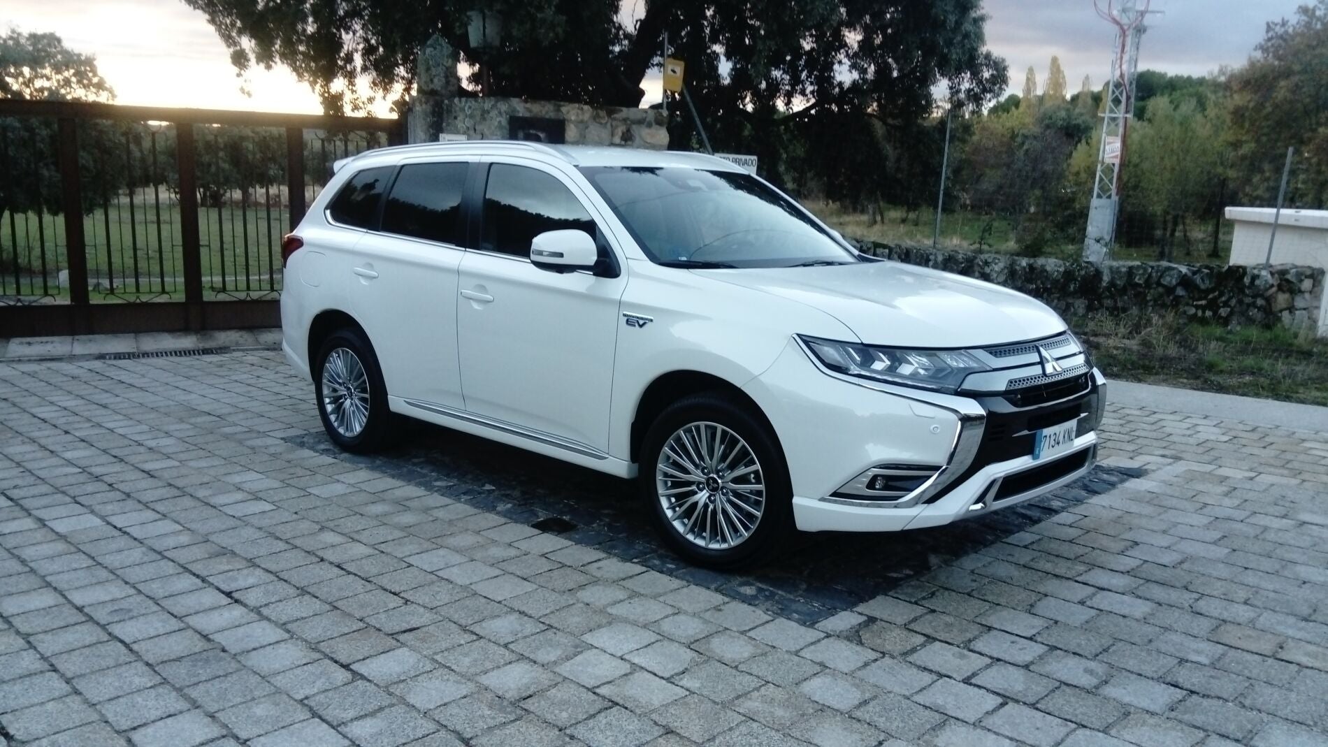 Mitsubishi Outlander PHEV (2019)