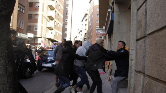 Reciben con gritos de "no es un menor, es un asesino" al autor confeso del asesinato de Leticia Rosino