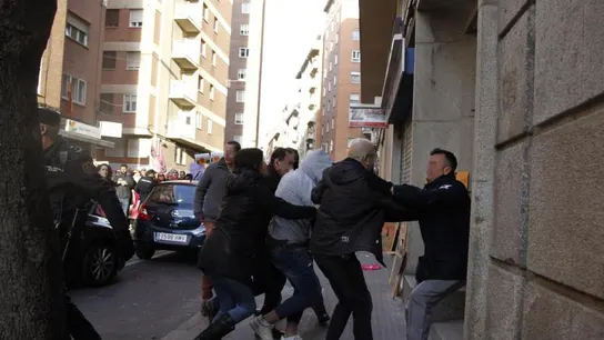 Reciben con gritos de "no es un menor, es un asesino" al autor confeso del asesinato de Leticia Rosino Reciben con gritos de "no es un menor, es un asesino" al autor confeso del asesinato de Leticia Rosino