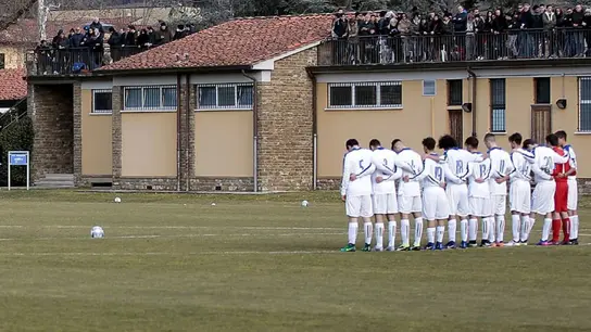 Un equipo de fútbol finge la muerte de un exjugador para suspender un partido Un equipo de fútbol finge la muerte de un exjugador para suspender un partido