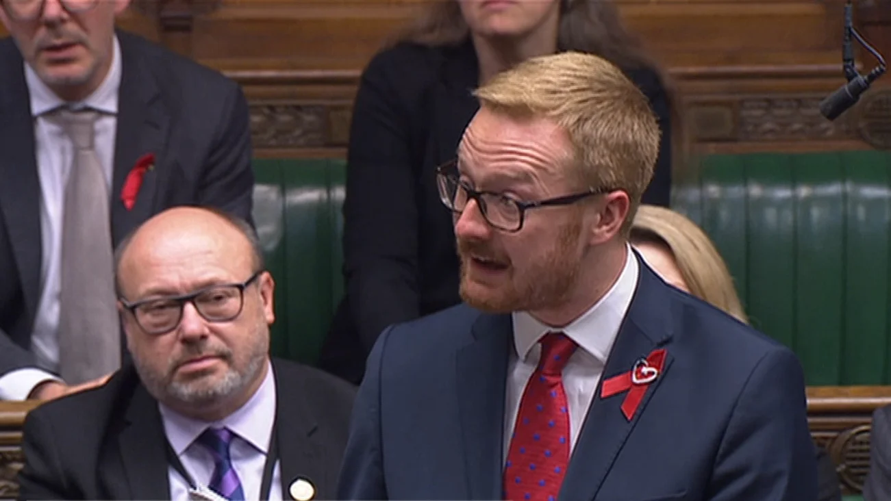 (29-11-2018) El laborista Lloyd Russell-Moyle revela en el Parlamento británico que tiene VIH