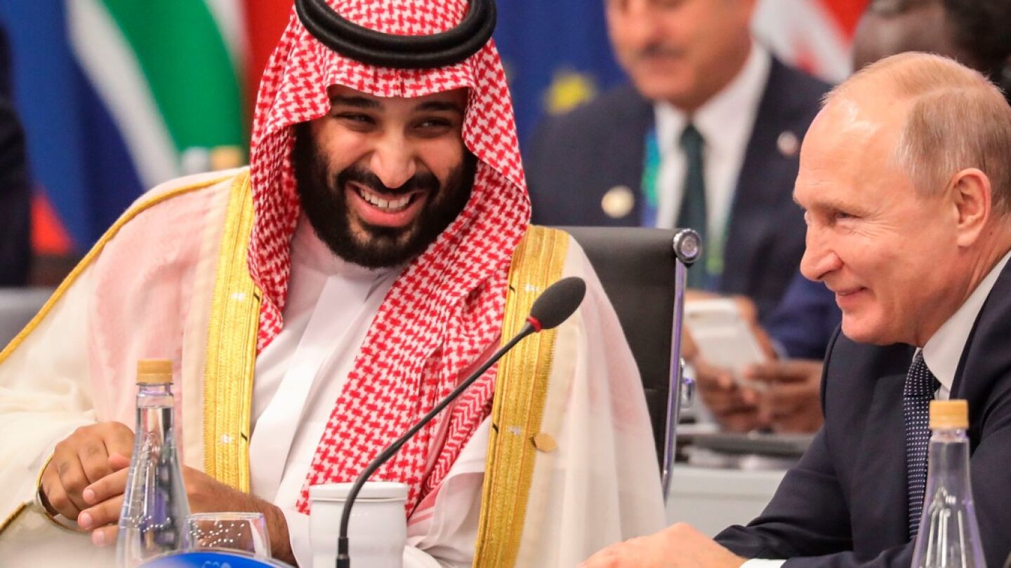 Vladimir Putin junto al pr&iacute;ncipe heredero saud&iacute; en la cubre del G20