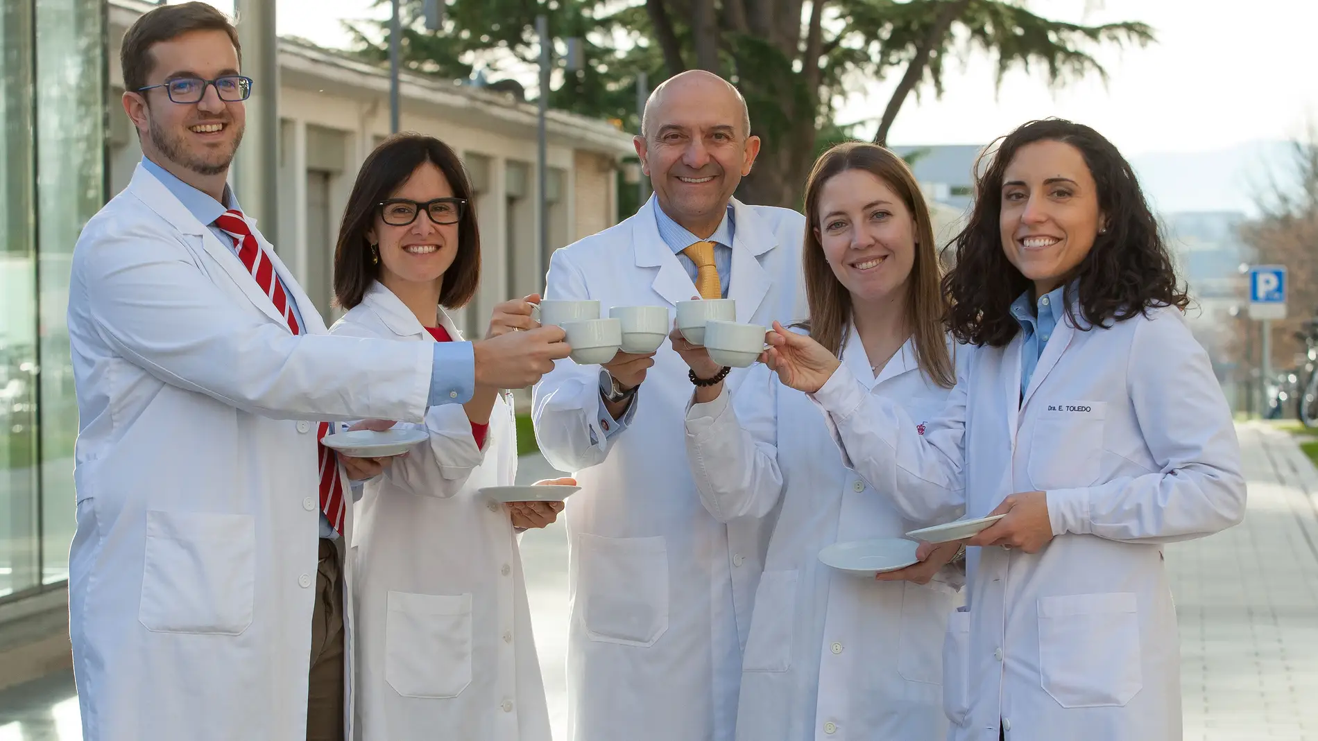 investigadores con tazas de café