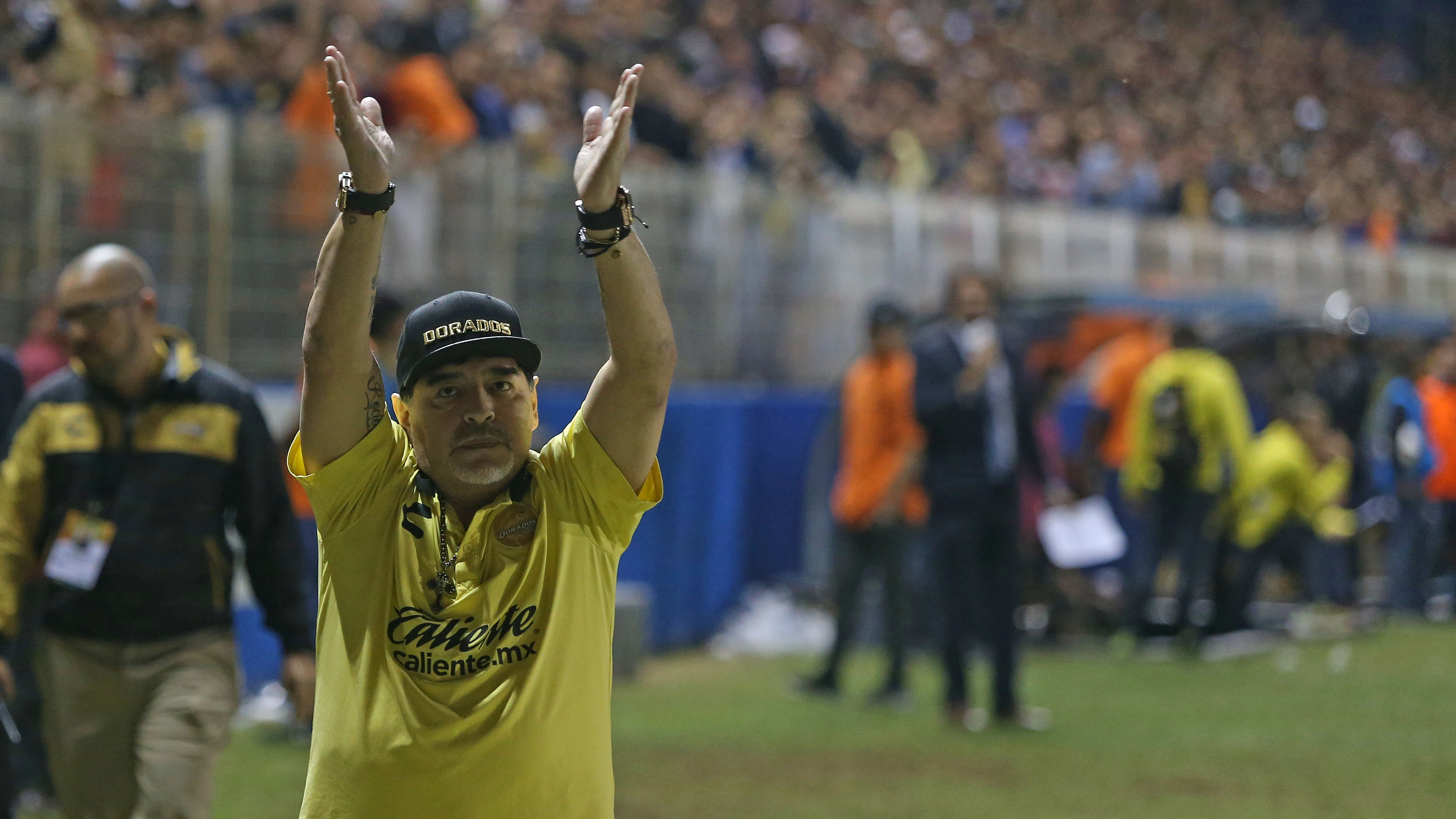 Maradona en un partido de los Dorados