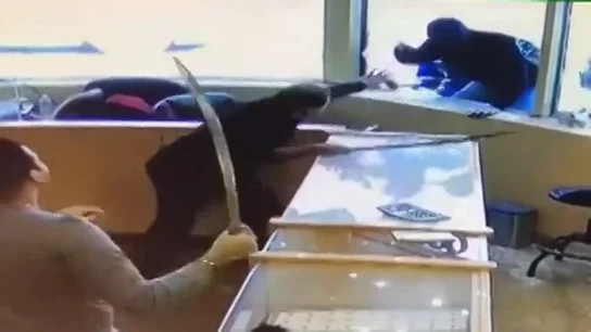 Los empleados de una joyería se defienden espadas en mano de unos atracadores en Canadá Los empleados de una joyería se defienden espadas en mano de unos atracadores en Canadá