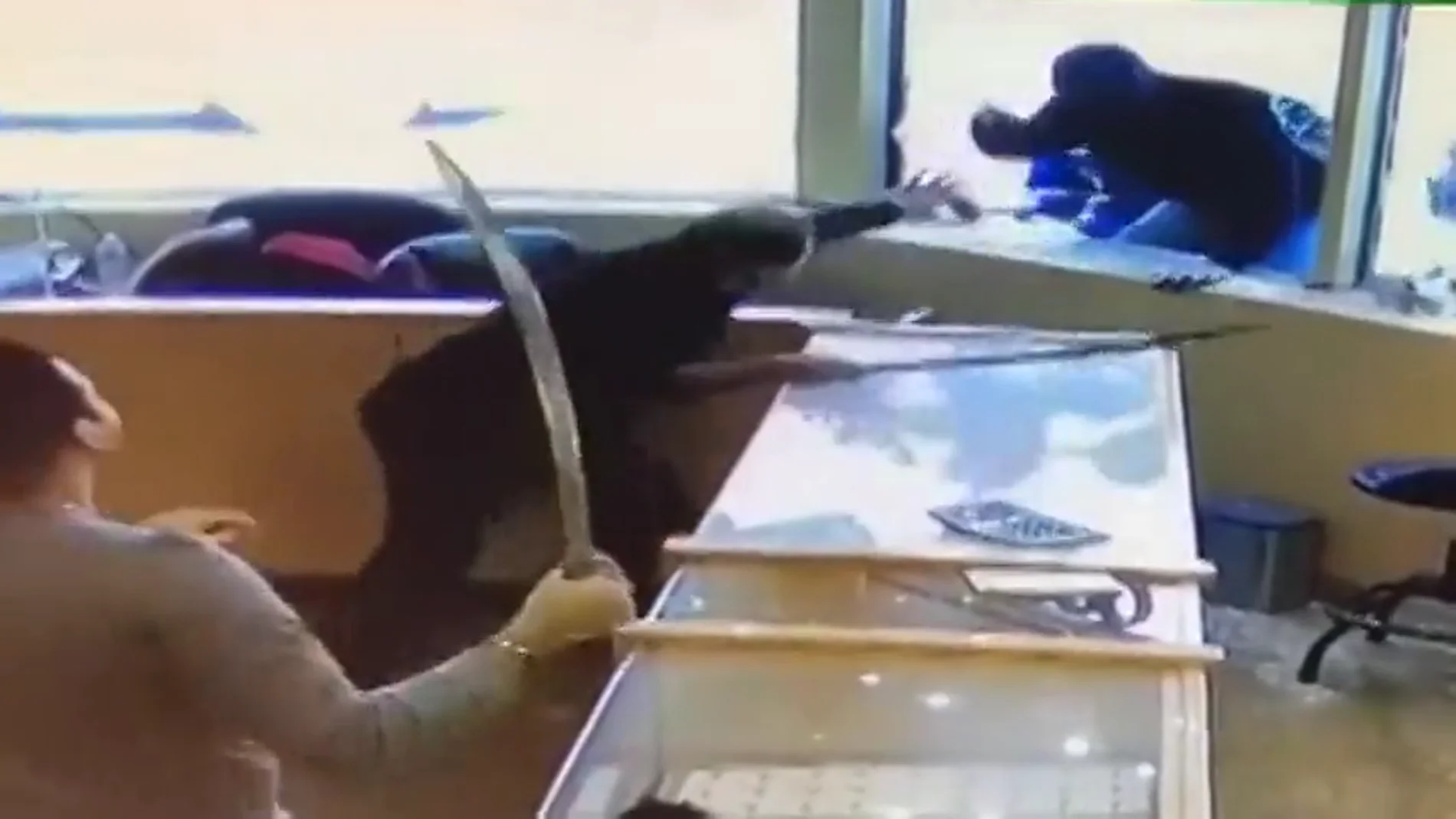 Los empleados de una joyería se defienden espadas en mano de unos atracadores en Canadá