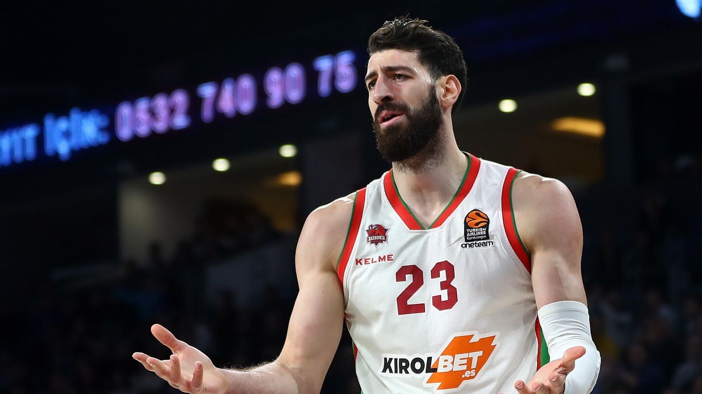 El alero georgiano del Kirolbet Baskonia Tornike Shengelia protesta una acci&oacute;n