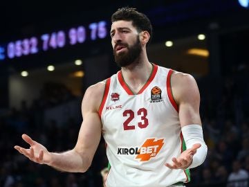 El alero georgiano del Kirolbet Baskonia Tornike Shengelia protesta una acción El alero georgiano del Kirolbet Baskonia Tornike Shengelia protesta una acción