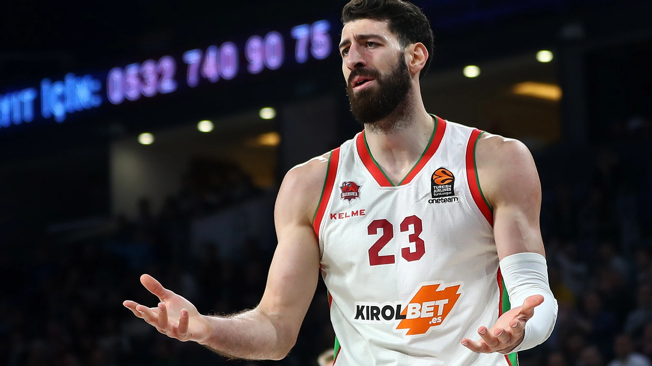 El alero georgiano del Kirolbet Baskonia Tornike Shengelia protesta una acción