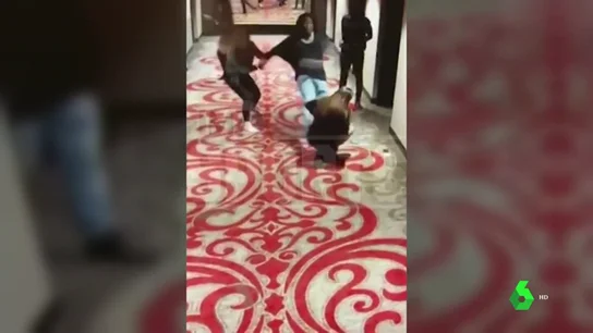 Brutal agresión machista de una estrella de la NFL en un hotel de Cleveland: empuja y patea a una mujer en el suelo Brutal agresión machista de una estrella de la NFL en un hotel de Cleveland: empuja y patea a una mujer en el suelo