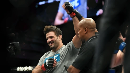Juan Espino celebra su histórica victoria en la UFC Juan Espino celebra su histórica victoria en la UFC