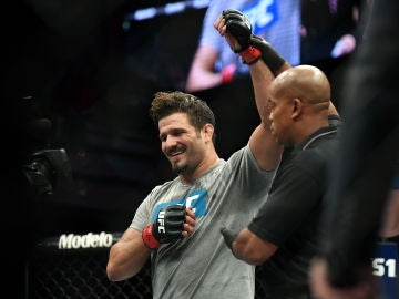 Juan Espino celebra su histórica victoria en la UFC Juan Espino celebra su histórica victoria en la UFC