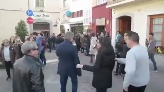 Inés Arrimadas, abucheadas por un grupo de vecinos de Premià de Mar al grito de "fascista" Inés Arrimadas, abucheadas por un grupo de vecinos de Premià de Mar al grito de "fascista"