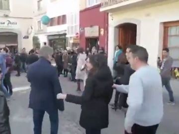 Inés Arrimadas, abucheadas por un grupo de vecinos de Premià de Mar al grito de "fascista" Inés Arrimadas, abucheadas por un grupo de vecinos de Premià de Mar al grito de "fascista"