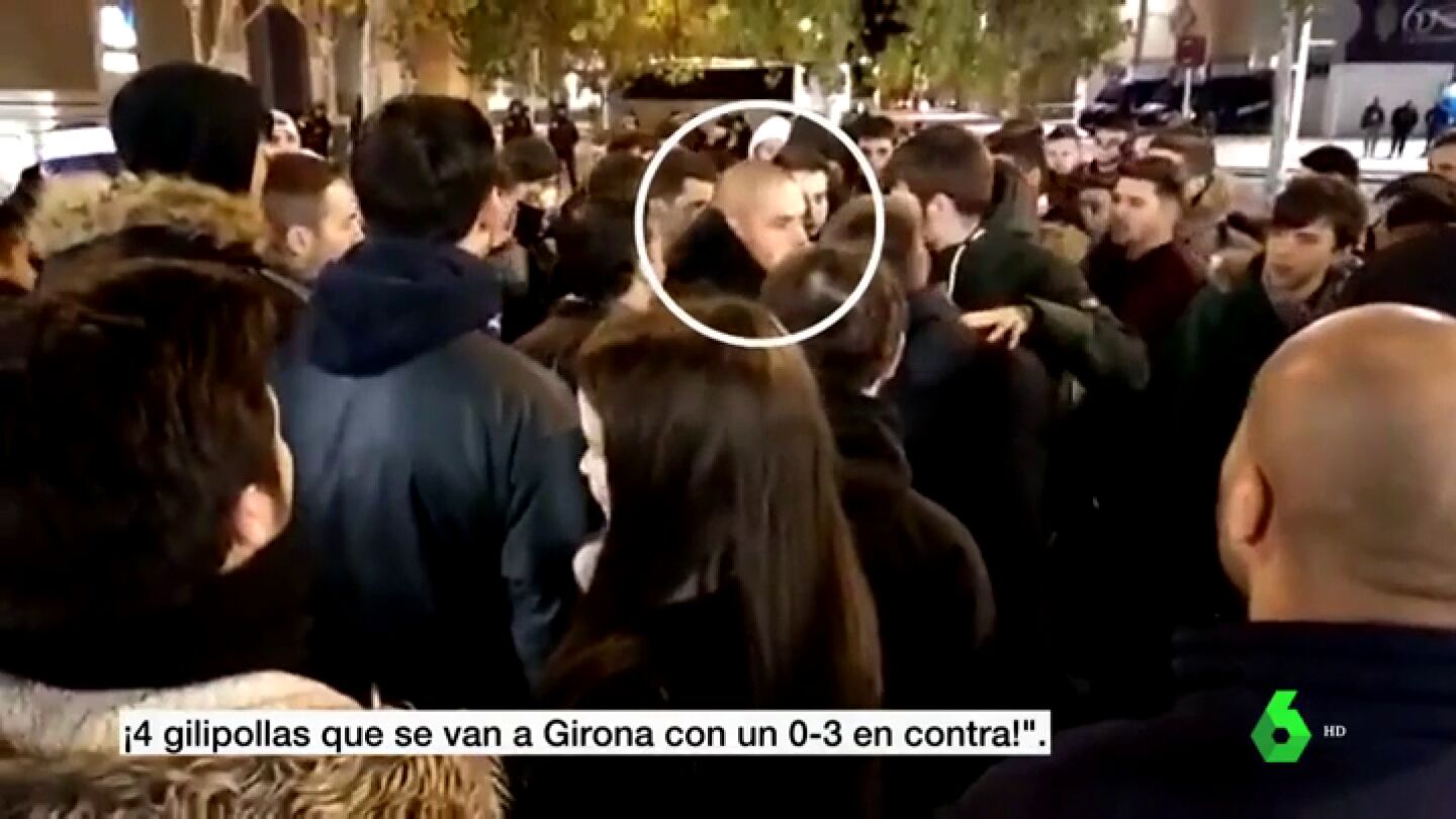 Tensi&oacute;n en Zaragoza: los ultras esperan a los jugadores a la salida y rodean a uno de ellos
