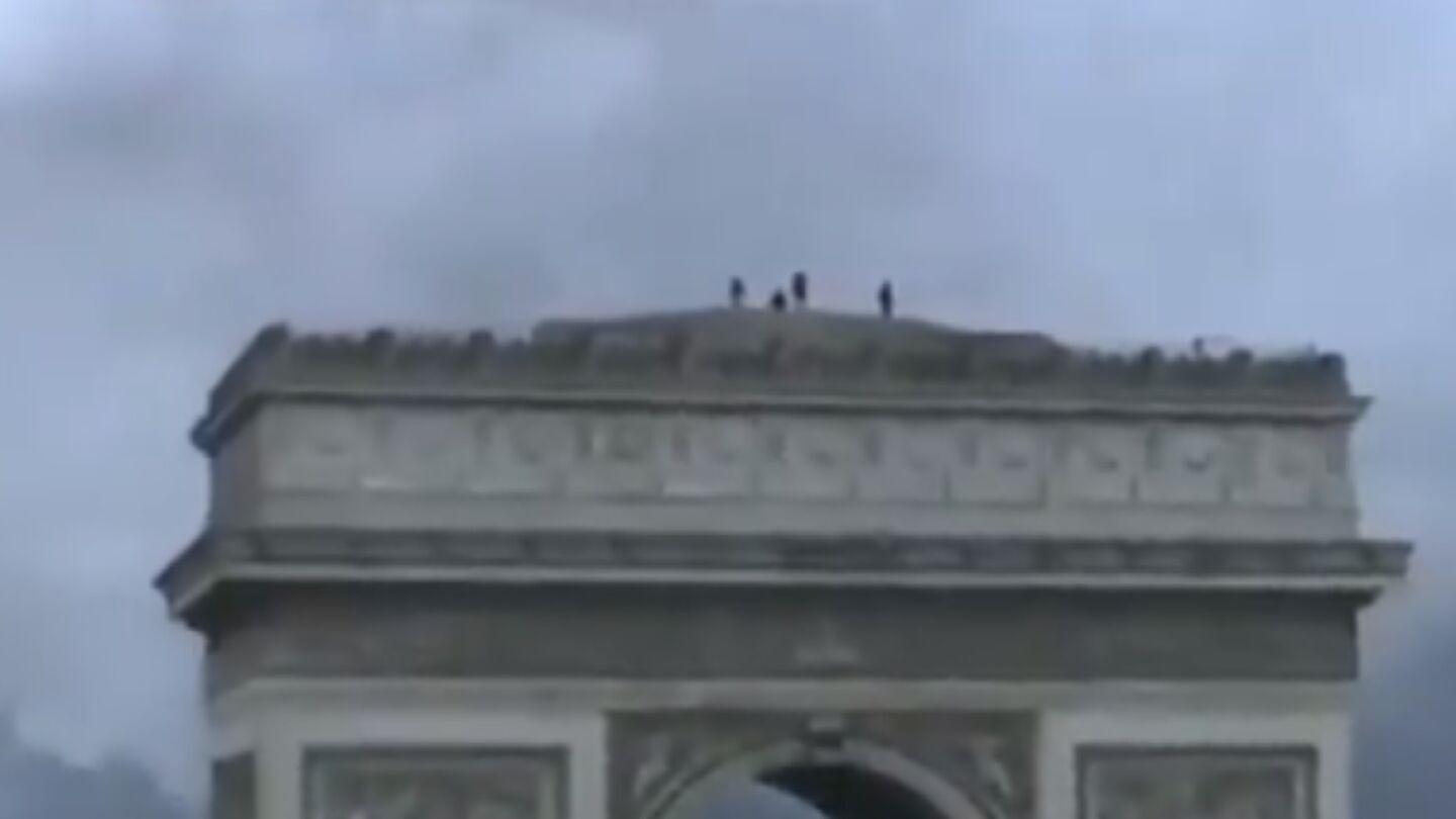Manifestantes okupando el Arco del Triunfo de Par&iacute;s