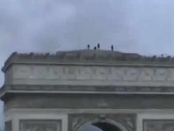 Manifestantes okupando el Arco del Triunfo de París Manifestantes okupando el Arco del Triunfo de París