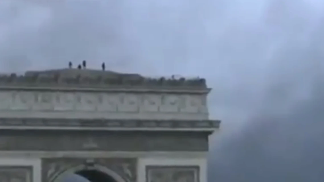 Manifestantes okupando el Arco del Triunfo de París