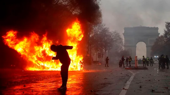 Protestas junto al arco del Triunfo en París Protestas junto al arco del Triunfo en París