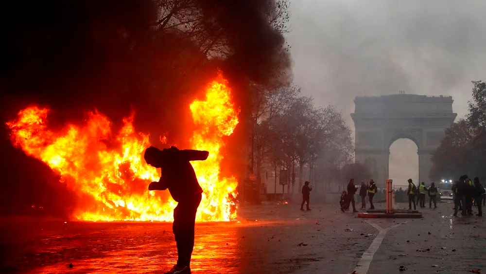 Protestas junto al arco del Triunfo en París