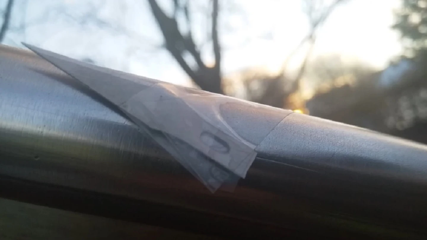 Imagen de una de las cuchillas encontradas en un parque de infantil en Reino Unido Imagen de una de las cuchillas encontradas en un parque de infantil en Reino Unido