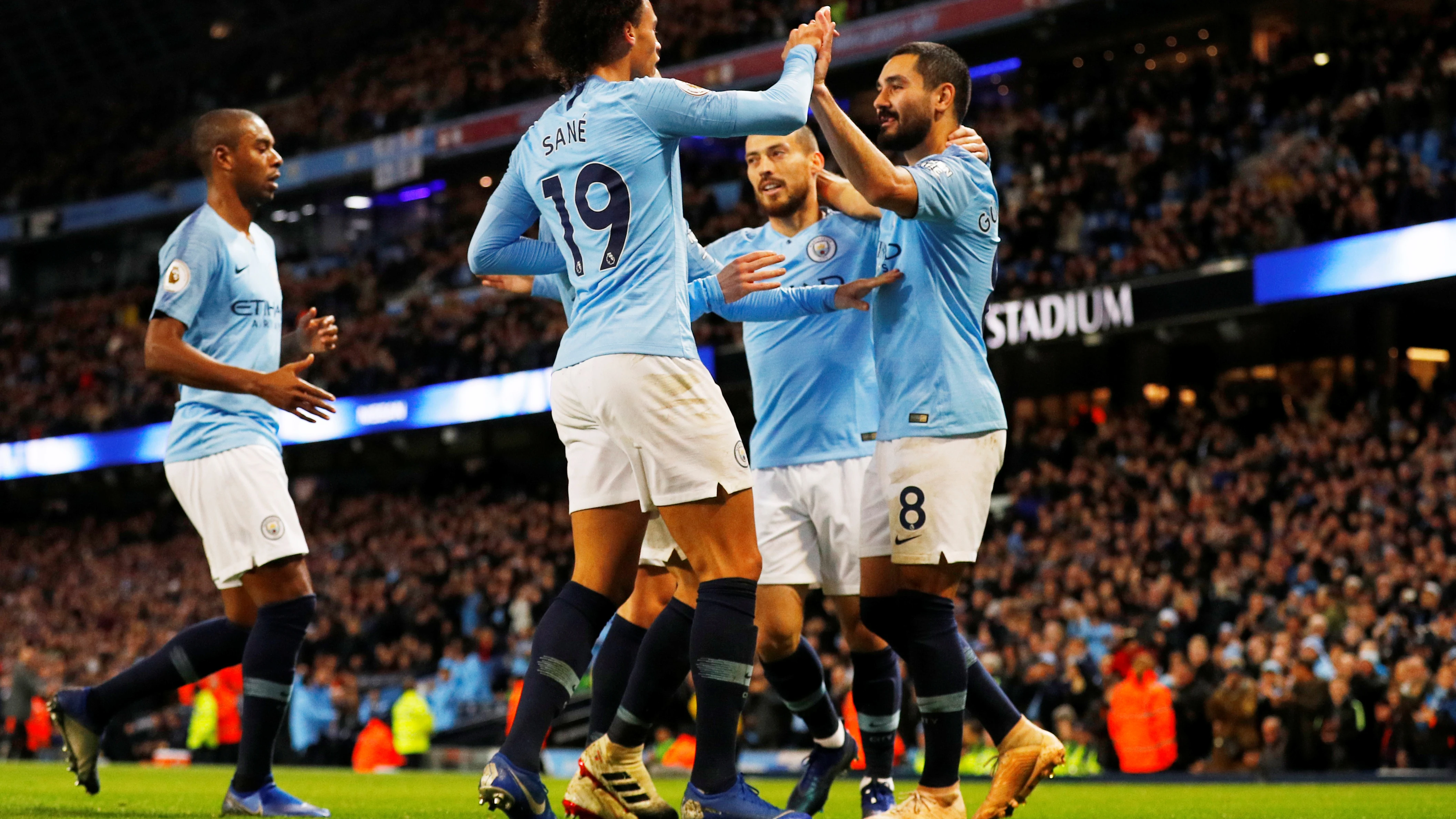 Los jugadores del Manchester City celebran un gol