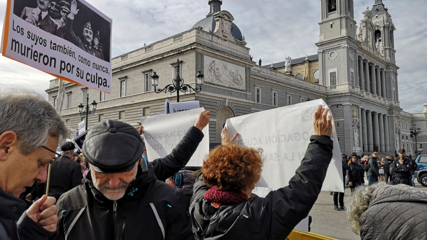Imagen de la manifestaci&oacute;n frente a la Almudena para que Franco no sea enterrado en la catedral