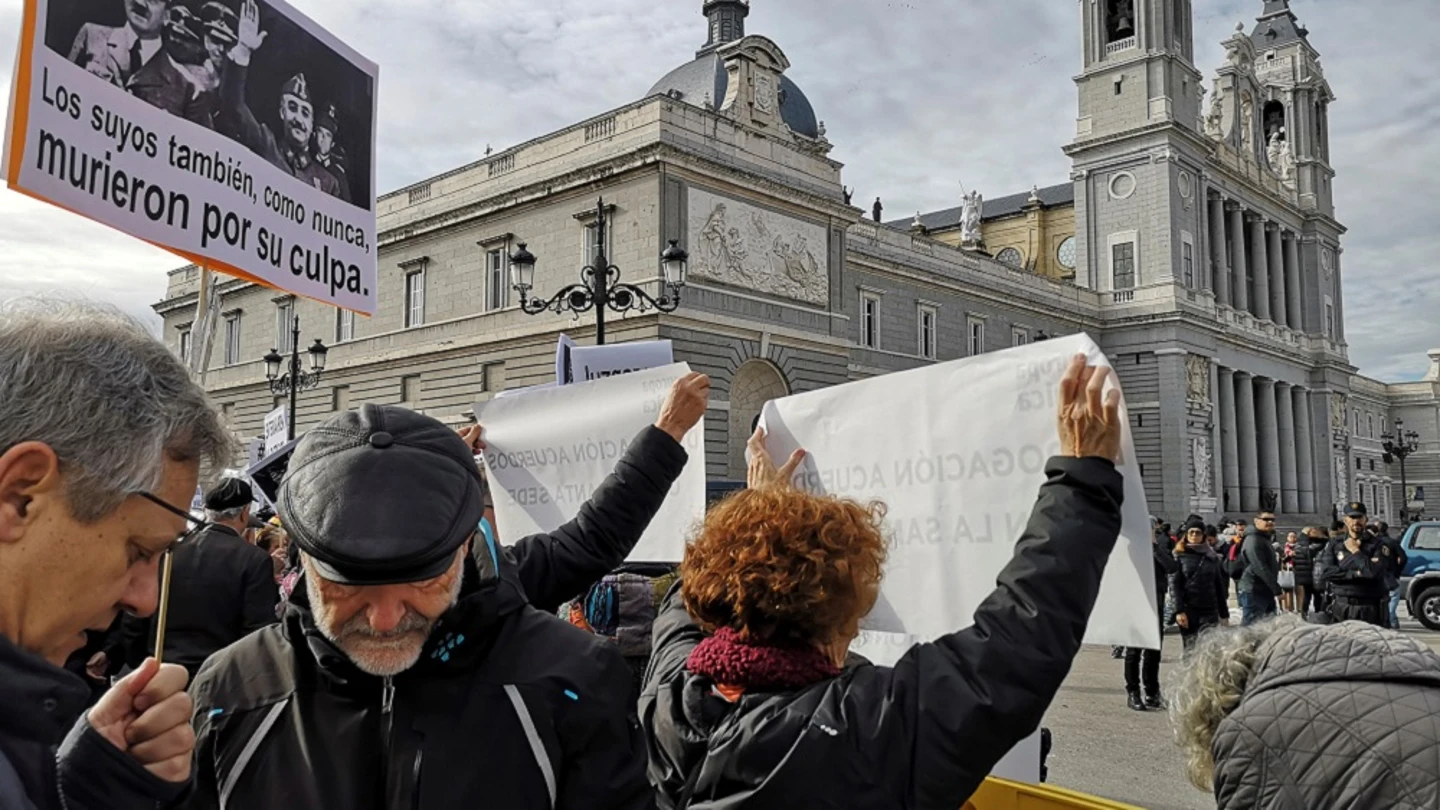 Imagen de la manifestación frente a la Almudena para que Franco no sea enterrado en la catedral Imagen de la manifestación frente a la Almudena para que Franco no sea enterrado en la catedral