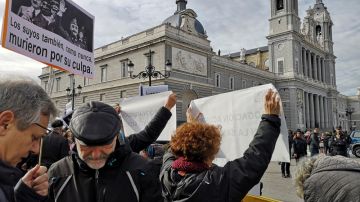 Imagen de la manifestación frente a la Almudena para que Franco no sea enterrado en la catedral