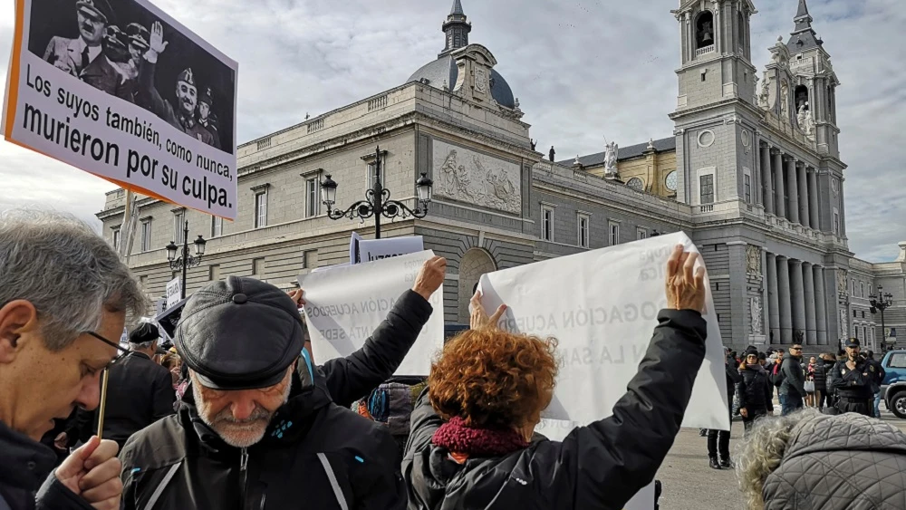 Imagen de la manifestación frente a la Almudena para que Franco no sea enterrado en la catedral