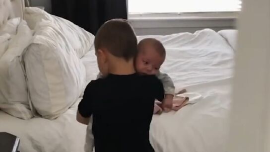 Imagen del ni&ntilde;o tratando de consolar a su hermana